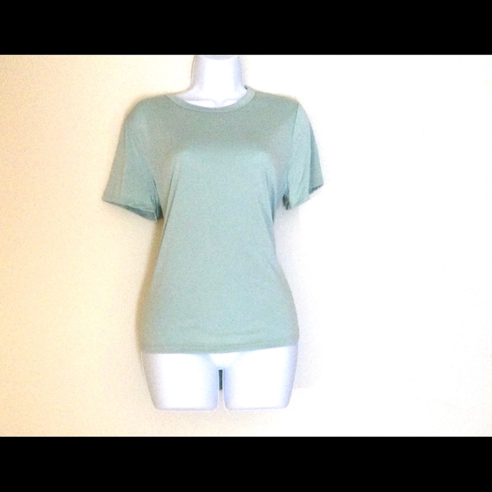 - - A new day women’s short sleeve shirt. Med New.